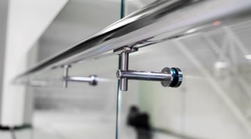 Corrimão para banheiro inox: segurança, acessibilidade e sofisticação para o seu banheiro