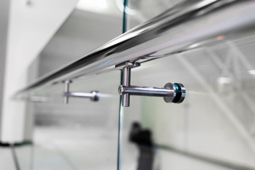 Corrimão para banheiro inox: segurança, acessibilidade e sofisticação para o seu banheiro
