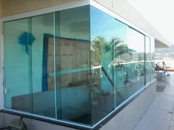 Fechamento de área em vidro