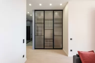 Como fazer um closet com portas de vidro