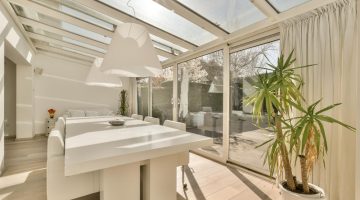 Iluminação natural com vidro: como criar ambientes mais claros e aconchegantes
