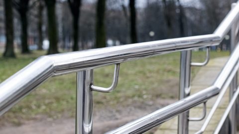 Instalação de corrimão: segurança, design e valorização em projetos com vidro